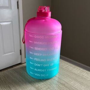 NWOT … VENTURE PAL “ 1 Gallon”Motivational Water Bottle